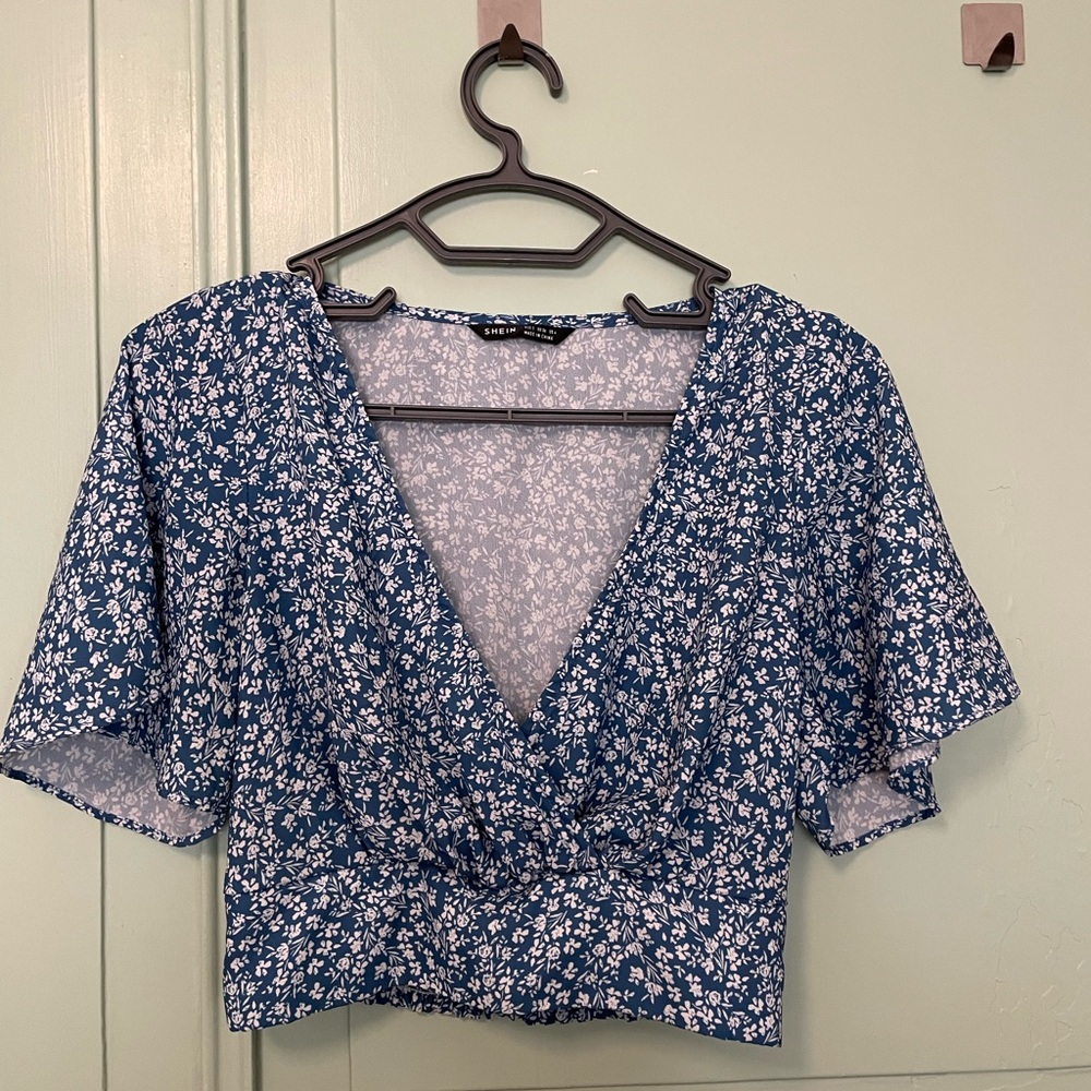 SHEIN Blue Floral Crop Top